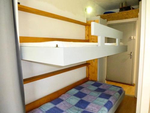 una litera en una habitación con una cama doble en Résidence Ayre - Studio 4 couchages avec place de parking couvert proche du centre de Barèges MAE-8474, en Barèges