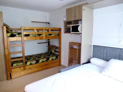 a bedroom with a bed and two bunk beds at Résidence Neouvielle - Beau studio dans le centre de Barèges MAE-8484 in Barèges