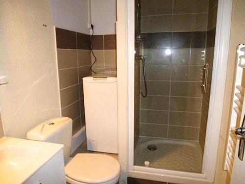 une petite salle de bain avec toilettes et douche dans l'établissement Résidence Ayre - Studio exposé sud proche du centre de Barèges MAE-8514, à Barèges