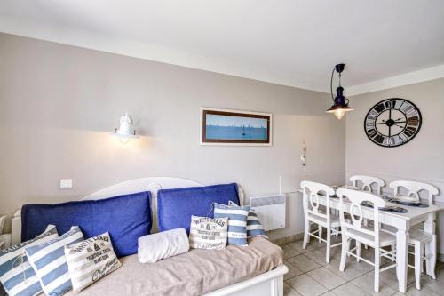 un salon avec un canapé et une table dans l'établissement Résidence Cap Marine - maeva Home - Duplex 2 Pièces 4 Personnes - Sélection MAE-1676, au Guilvinec
