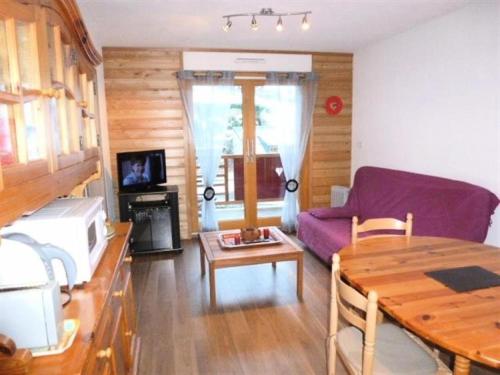 un salon avec un canapé violet et une table dans l'établissement Résidence Bois De Marie - Bel appartement de 7 couchages avec garage et WIFI, proche du centre de Barèges MAE-8564, à Barèges
