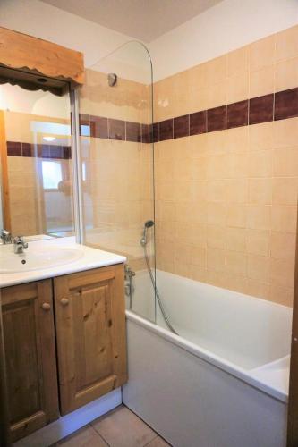une salle de bain avec un lavabo, une baignoire et une douche dans l'établissement Résidence Cristallines - 2 Pièces cabine 6 personnes MAE-9939, à Orcières