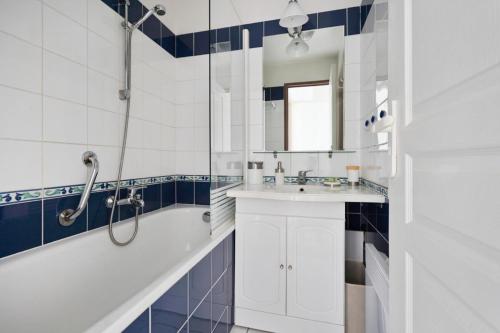 une salle de bain avec une douche, un lavabo et une baignoire dans l'établissement Port du Crouesty Cap'Océan - maeva Home - 2 pièces 4 personnes - Sélection - vue sur le Port MAE-1693, à Arzon