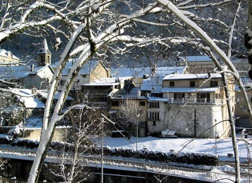 une ville enneigée avec un bâtiment en arrière-plan dans l'établissement Résidence Ayre - Jolie studio proche du centre de Barèges MAE-8544, à Barèges