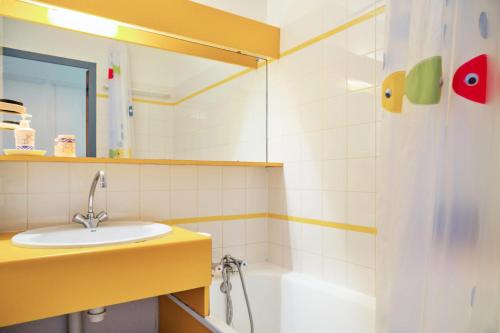 een badkamer met een wastafel en een douche bij Résidence Port Bourgenay - maeva Home - Appartement 2 pièces 4 personnes - 20 in Talmont