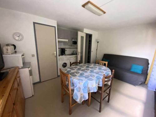 une pièce avec une table et des chaises et une cuisine dans l'établissement Résidence Astazou - Appartement avec balcon au centre de Barèges MAE-8554, à Barèges