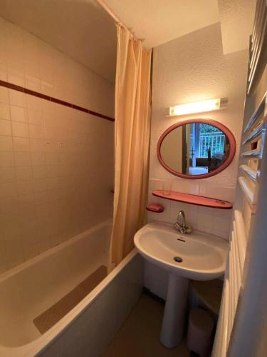 une petite salle de bain avec un lavabo et un miroir dans l'établissement Résidence Astazou - Appartement avec balcon au centre de Barèges MAE-8554, à Barèges