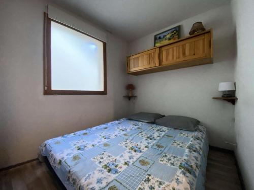 une chambre avec un lit avec une couette dessus dans l'établissement Résidence Astazou - Appartement avec balcon au centre de Barèges MAE-8554, à Barèges