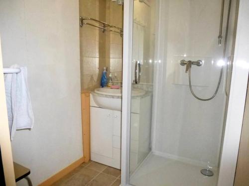 a bathroom with a shower and a sink at Résidence Neouvielle - Appartement duplex dans le centre de Barèges MAE-8574 in Barèges