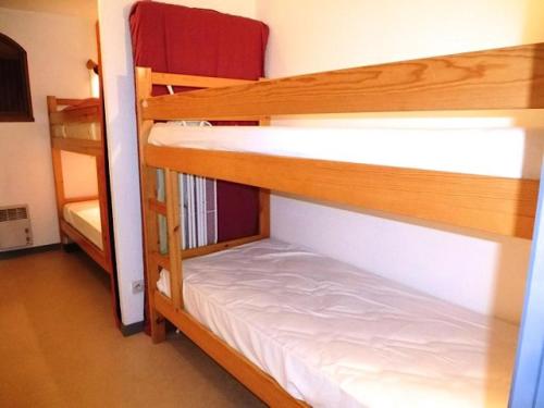 a couple of bunk beds in a room at Résidence Artigalas - Appartement avec parking dans le centre de Barèges MAE-8584 in Barèges