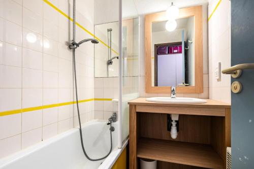 une salle de bain avec un lavabo et une douche dans l'établissement Résidence Port Bourgenay - maeva Home - Appartement 2 pièces 7 personnes - Sélection MAE-2020, à Talmont-Saint-Hilaire