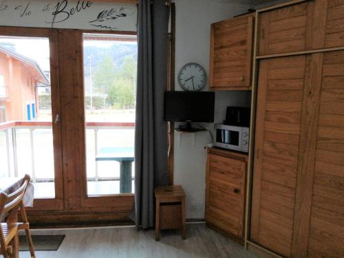 Cette chambre dispose d'une horloge murale et d'un four micro-ondes. dans l'établissement Résidence Combettes - Combettes E236 MAE-4834, aux Contamines-Montjoie