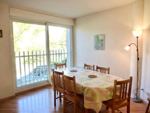 une salle à manger avec une table et des chaises et un balcon dans l'établissement Résidence Ayre - Appartement 6 couchages proche du centre de Barèges MAE-8624, à Barèges
