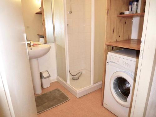 une petite salle de bains avec un lave-linge et un lavabo dans l'établissement Résidence Ayre - Appartement 6 couchages proche du centre de Barèges MAE-8624, à Barèges