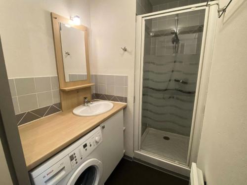 une salle de bain avec un lavabo et une machine à laver dans l'établissement Résidence Bois De Marie - Joli appartement avec balcons, parking et WIFI proche du centre de Barèges MAE-8644, à Barèges