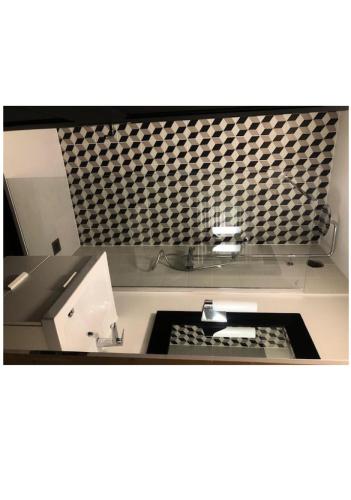 - un comptoir de cuisine avec un évier et un clavier dans l'établissement Résidence Les Arcs 1950 Le Village - maeva Home - Appartement 4 pièces 8 personnes - Prestige MAE-2160, à Bourg-Saint-Maurice