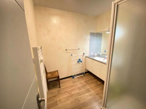 Koupelna v ubytování Résidence Pre De Camille - Spacieux appartement avec balcon, terrasse et garage proche du centre de Barèges MAE-8664