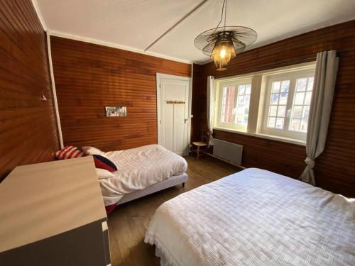 une chambre avec deux lits et une fenêtre dans l'établissement Chalet Ufia - Bel appartement dans un ancien chalet rénové proche du centre de Barèges MAE-8674, à Barèges
