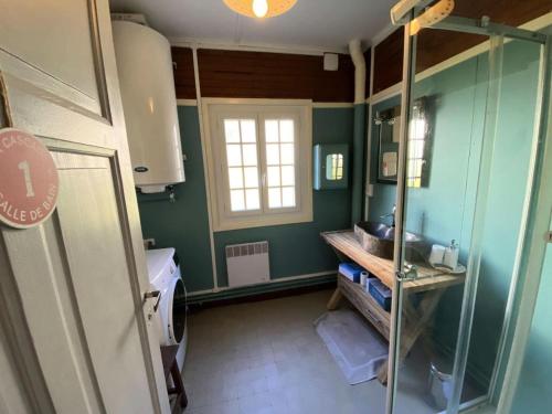 une petite salle de bain avec un lavabo et une fenêtre dans l'établissement Chalet Ufia - Bel appartement dans un ancien chalet rénové proche du centre de Barèges MAE-8674, à Barèges