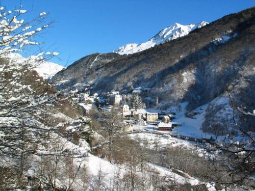 Une petite ville dans les montagnes avec de la neige au sol dans l'établissement Résidence Bergerie Du Bastan - Maison duplex dans lotissement clame, 6 couchages MAE-8694, à Barèges