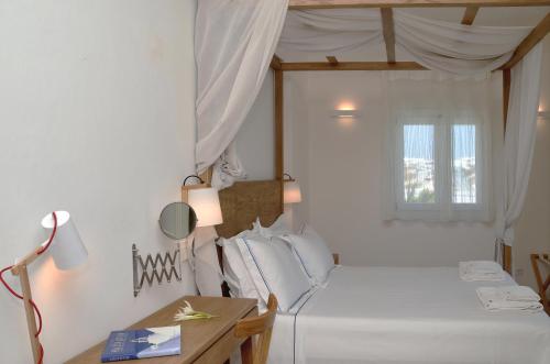 Una cama o camas en una habitación de Keros Art Hotel