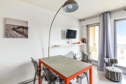 a dining room with a table and chairs at Studio 3/4 personnes vue mer - maeva Home - Studio 4 personnes vue mer - Prestige - super Home MAE-2696 in Pornichet