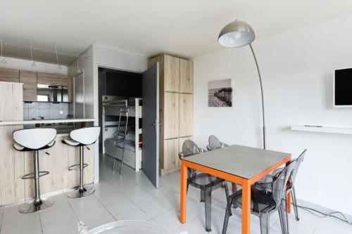 a kitchen and dining room with a table and chairs at Studio 3/4 personnes vue mer - maeva Home - Studio 4 personnes vue mer - Prestige - super Home MAE-2696 in Pornichet