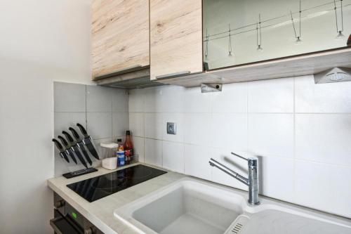 une cuisine avec un évier et un comptoir dans l'établissement Studio 3/4 personnes vue mer - maeva Home - Studio 4 personnes vue mer - Prestige - super Home MAE-2696, à Pornichet