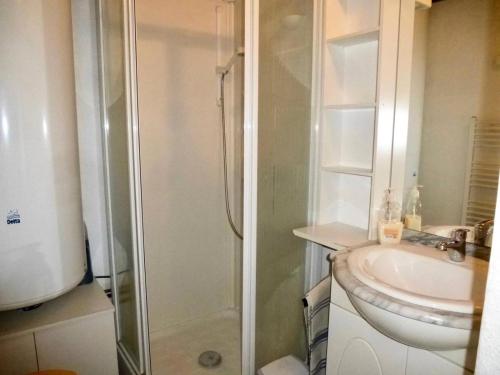 a bathroom with a shower and a sink at Résidence Neouvielle - Studio duplex avec place de parking dans le centre de Barèges MAE-8714 in Barèges