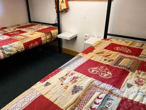 2 Betten nebeneinander in einem Zimmer in der Unterkunft Ancolie Chalets De La Vallee D'or - 3 Pièces pour 6 Personnes 84 in Valloire