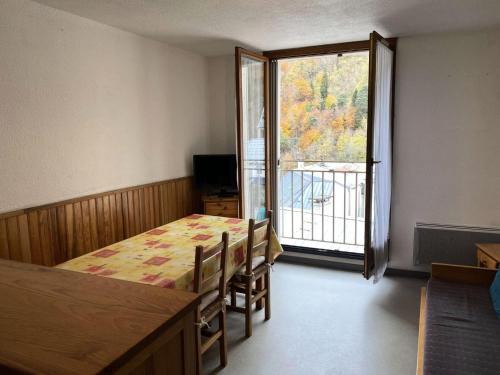 une pièce avec une table et une grande fenêtre dans l'établissement Résidence Artigalas - Appartement 4 couchages dans le centre de Barèges MAE-6944, à Barèges