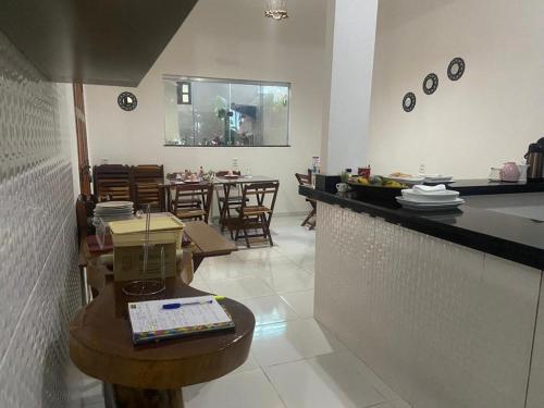 una cucina e una sala da pranzo con bancone e tavoli di POUSADA ECOALTER a Santarém