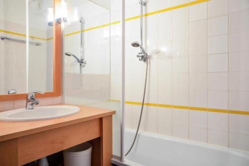 une salle de bain avec un lavabo et une douche dans l'établissement Résidence Port Bourgenay - maeva Home - 2 pièces 5 personnes Sélection MAE-2715, à Talmont-Saint-Hilaire