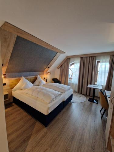 Habitación grande con cama grande y escritorio. en Hotel Restaurant Esser, en Wegberg