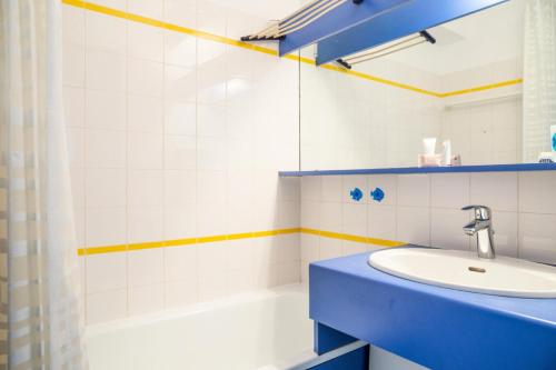une salle de bain avec un lavabo et une baignoire dans l'établissement Résidence Port Bourgenay - maeva Home - Appartement 2 pièces 4 personnes Confort MAE-2708, à Talmont-Saint-Hilaire
