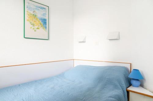 une chambre avec un lit et un tableau au mur dans l'établissement Résidence Port Bourgenay - maeva Home - Appartement 2 pièces 4 personnes Confort MAE-2708, à Talmont-Saint-Hilaire