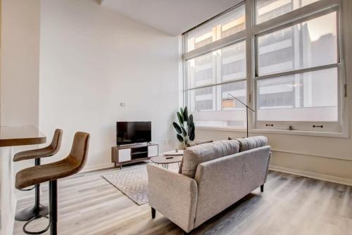 TV a/nebo společenská místnost v ubytování CozySuites - 1BR with Direct Skybridge Access #2