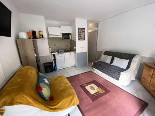 Cette petite chambre comprend un lit et une cuisine. dans l'établissement Résidence Ayre - Studio dans le centre de Barèges exposé Sud MAE-3061, à Barèges