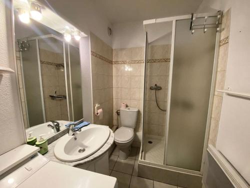 une salle de bain avec une douche, des toilettes et un lavabo dans l'établissement Résidence Ayre - Studio dans le centre de Barèges exposé Sud MAE-3061, à Barèges