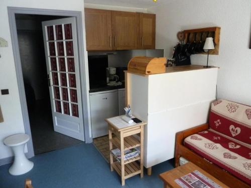 - une petite cuisine avec une petite table dans une chambre dans l'établissement Résidence Les Cretes - Studio cabine 4 personnes 2 exposé Sud MAE-8044, à Valloire