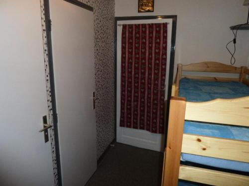 une porte menant à une chambre avec 2 lits dans l'établissement Résidence Les Cretes - Studio cabine 4 personnes 2 exposé Sud MAE-8044, à Valloire