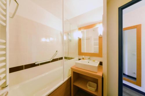 une salle de bain avec un lavabo et une douche dans l'établissement Résidence Port du Crouesty - maeva Home - Studio 5 Personnes Sélection MAE-2894, à Arzon