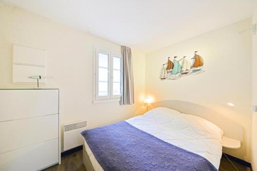 une chambre blanche avec un lit et une fenêtre dans l'établissement Résidence Port du Crouesty - maeva Home - Studio 5 Personnes Sélection MAE-2894, à Arzon