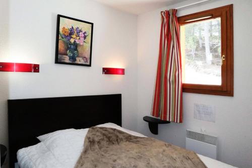 une chambre avec un lit et une fenêtre dans l'établissement Residence La Combe D Or - Appartement en résidence de standing MAE-6254, aux Orres