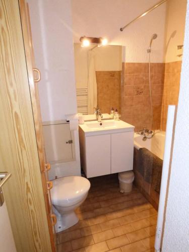 une salle de bain avec toilettes, lavabo et baignoire dans l'établissement Résidence Eden Val - Studio cabine 3 personnes 2 exposé Sud MAE-8154, à Valloire