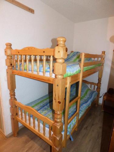 - deux lits superposés dans une chambre dans l'établissement Résidence Eden Val - Studio cabine 3 personnes 2 exposé Sud MAE-8154, à Valloire