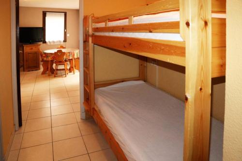 Ce dortoir comprend 2 lits superposés et une cuisine. dans l'établissement Résidence Les Flocons - Studio pour 4 Personnes MAE-7324, aux Orres