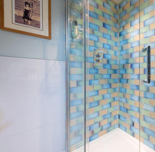eine Dusche mit Glastür im Bad in der Unterkunft The Mount Holiday Home in Portinscale