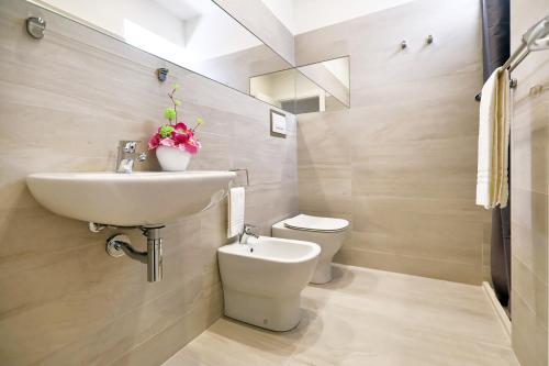 ein Bad mit einem Waschbecken und einem WC in der Unterkunft Dune Giardino - Happy Rentals in Scicli