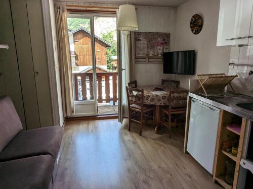 - un salon avec une table et une cuisine avec vue dans l'établissement Résidence Betelgeuse - Studio cabine 3 personnes exposé Ouest MAE-8264, à Valloire